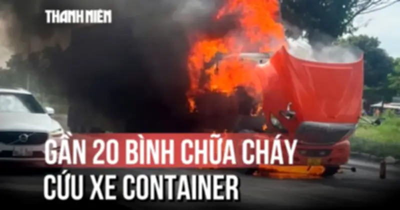 Hàng chục người dùng 20 bình chữa cháy dập lửa xe container ở TP.HCM