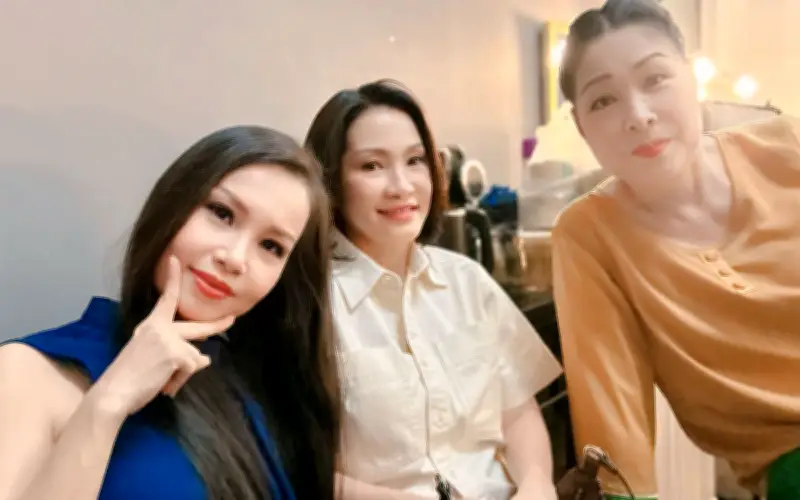Hồng Đào gây chú ý bên 2 đồng nghiệp thân thiết