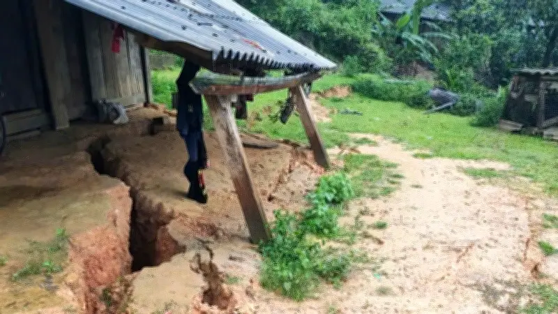 Điện Biên: 16 nhà dân thiệt hại do mưa lớn, giao thông nhiều nơi sạt lở