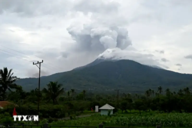 Indonesia nâng cảnh báo núi lửa Anak Krakatau lên mức cao nhất