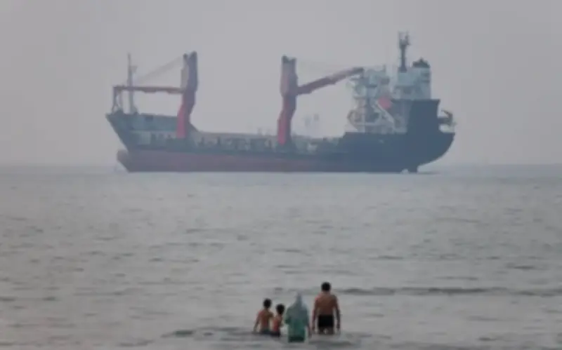 Iran cảnh báo phản ứng mạnh với tàu qua eo biển Hormuz