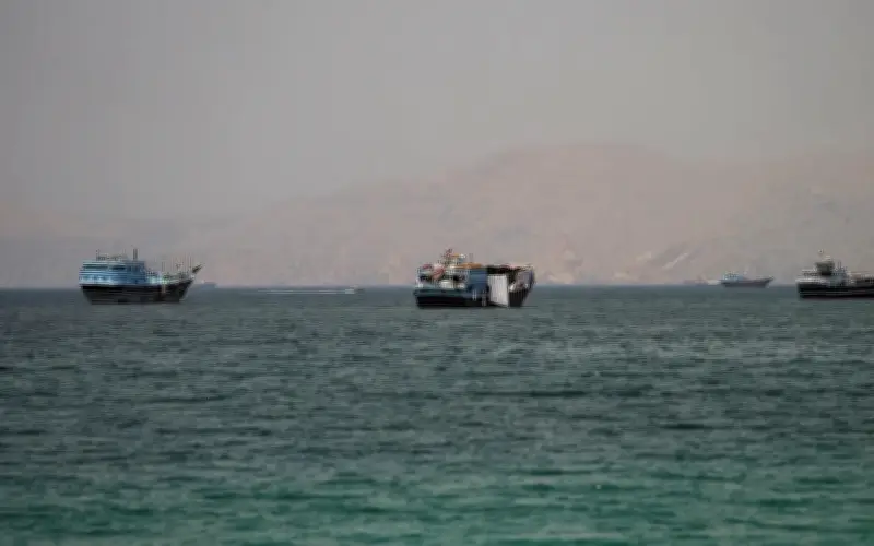 Iran phóng tên lửa vào tàu thương mại tại eo biển Hormuz, gây hư hại nặng