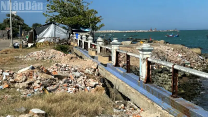 Đắk Lắk: Người dân đổ xà bần xuống biển, bất chấp biển cấm ở bờ kè Bạch Đằng
