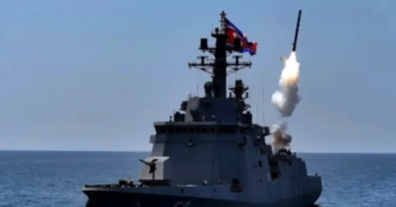 Kim Jong Un giám sát phóng thử tên lửa trên tàu chiến mới