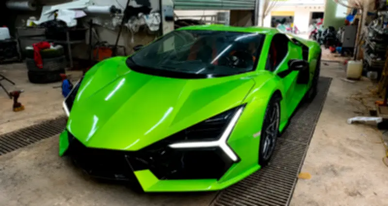Lamborghini tự chế từ bùn và xe Nissan cũ của nhóm YouTuber Việt lên báo ngoại
