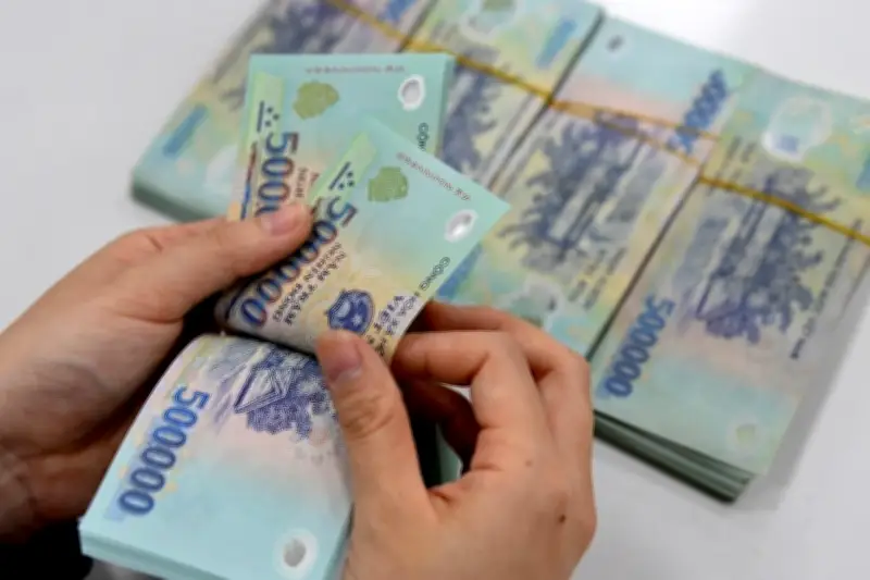 Lãi suất liên ngân hàng tăng vọt lên 13%, NHNN can thiệp khẩn