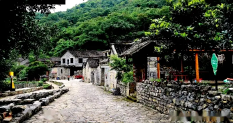Làng 600 năm dưới đáy hồ sụt sở hữu hệ thống thoát nước độc nhất vô nhị