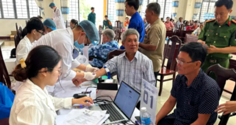 Lấy mẫu ADN thân nhân liệt sĩ tại Công viên Lê Thị Riêng