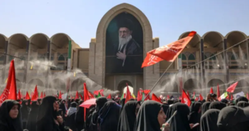 Mỹ mở cuộc tấn công mới tại Áp Đạt, trừng phạt Iran