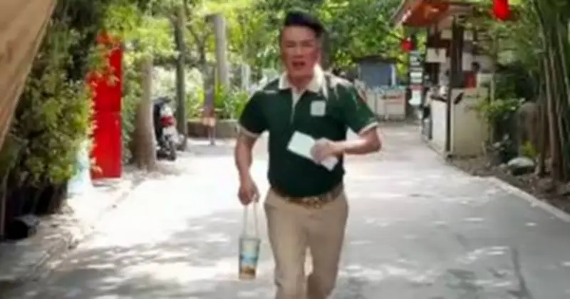 Đàm Vĩnh Hưng U60 chạy bán mạng trong quán cafe, thu hút 1,7 triệu lượt xem