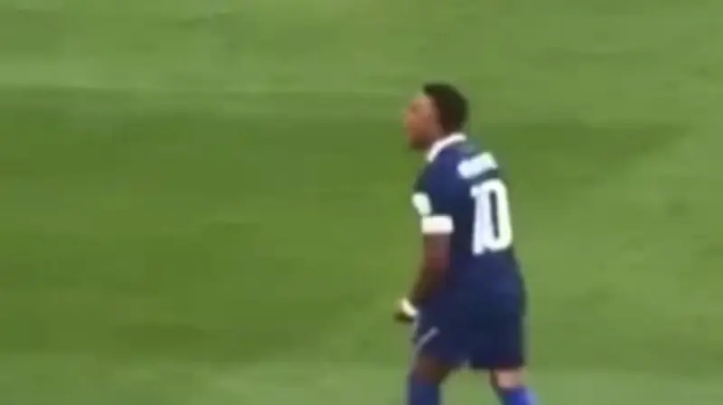 Mbappe bị thủ môn Paraguay ném bóng vào người sau trận đấu