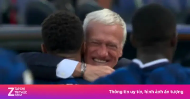 Mbappe ôm HLV Deschamps gây xúc động sau bàn thắng tại World Cup