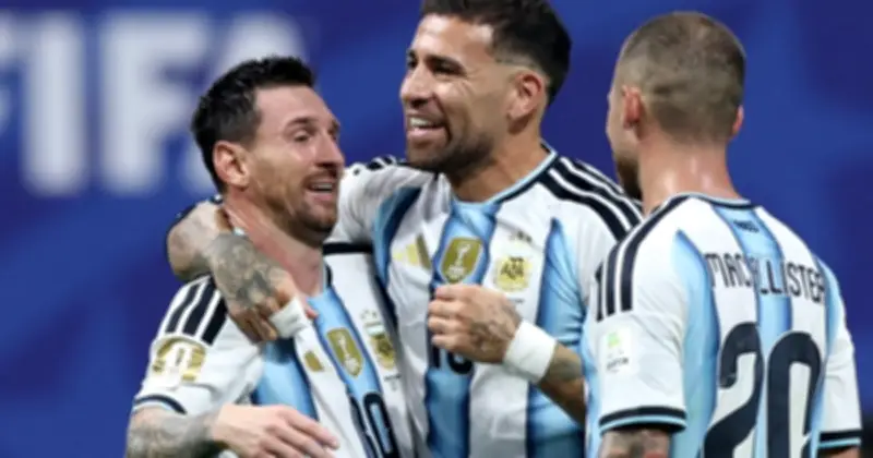 Messi hạnh phúc tột độ sau màn ngược dòng lịch sử của Argentina vào tứ kết