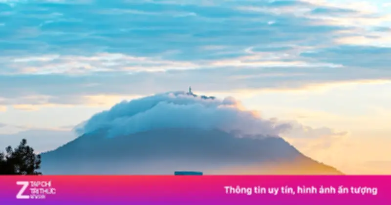 Mây hình đĩa bay khổng lồ xuất hiện trên đỉnh núi Bà Đen