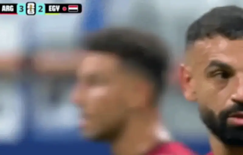 Nụ cười bất lực của Salah, Van Dijk và Modric gây sốt mạng xã hội