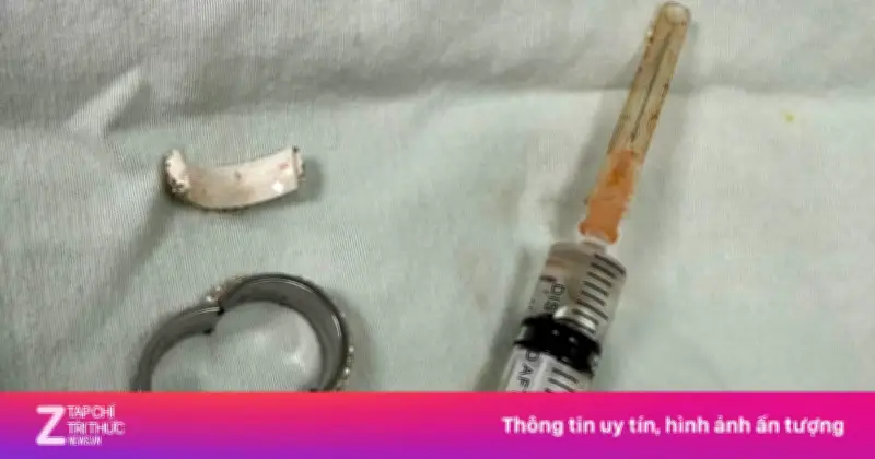 Nam thanh niên 25 tuổi nhập viện vì vòng kim loại siết chặt vùng kín