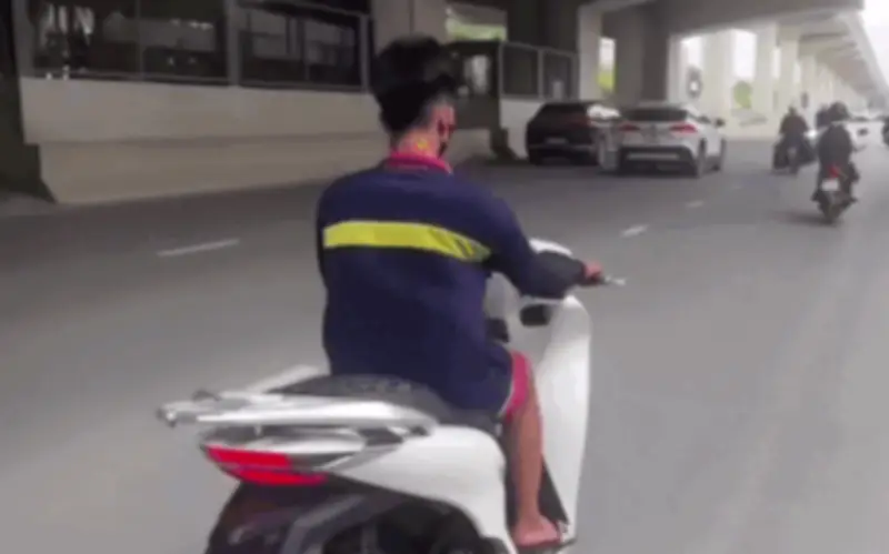Nam thanh niên Hà Nội vi phạm hàng loạt lỗi khi điều khiển xe máy trên đường Cầu Diễn