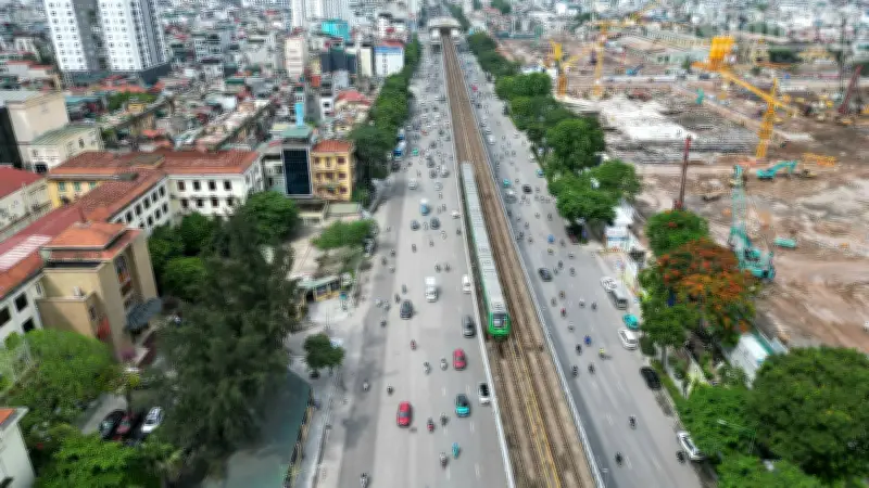 Đường Nguyễn Trãi thông thoáng sau khi tháo dỡ rào chắn thi công cống chống ngập