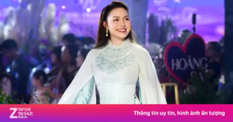 Ngọc Anh và chồng Tô Minh Đức sánh bước trên sàn diễn áo dài cưới tại Hà Nội
