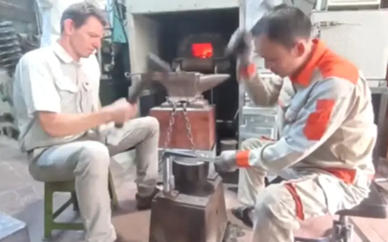 Nghệ nhân làng rèn Đa Sỹ mở xưởng miễn phí cho du khách trải nghiệm