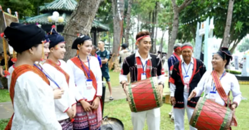 Nghệ nhân Ưu tú Nguyễn Thị Ngọc Hương truyền dạy trống K'toang cho thế hệ trẻ