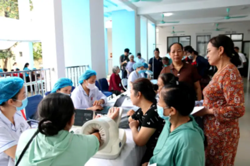 Người dân 16 xã phường ven sông Hồng được khám sức khỏe định kỳ