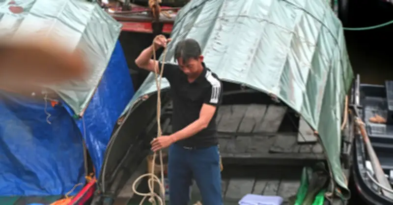 Người dân chằng néo tàu thuyền, dự trữ lương thực trước bão số 1 Maysak