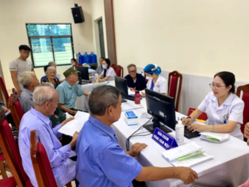Người dân Hà Nội phấn khởi được khám sức khỏe miễn phí ngay gần nhà