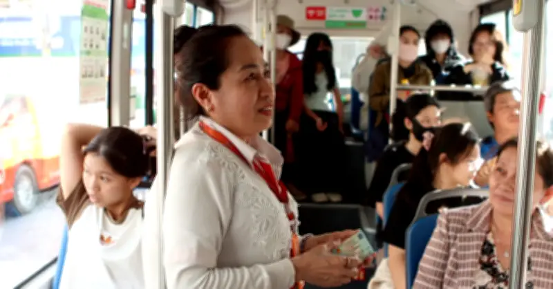 Người dân TPHCM phấn khởi trải nghiệm xe buýt 0 đồng trong ngày đầu tiên