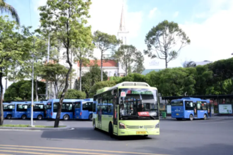 Người dân TP.HCM phấn khởi trải nghiệm xe buýt miễn phí
