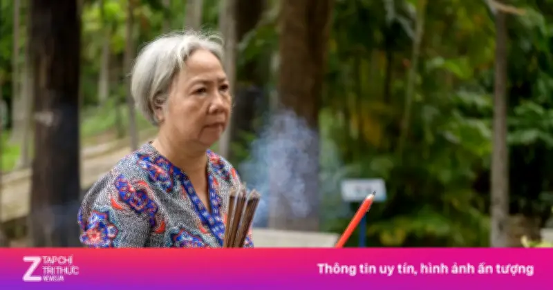 Người dân TP.HCM thắp nhang tưởng niệm liệt sĩ tại CV Lê Thị Riêng