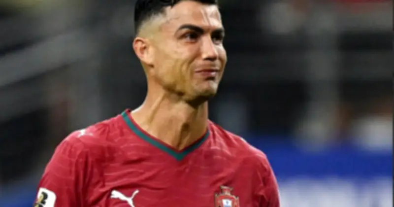 Người hâm mộ trẻ nghẹn ngào chia tay Ronaldo tại World Cup