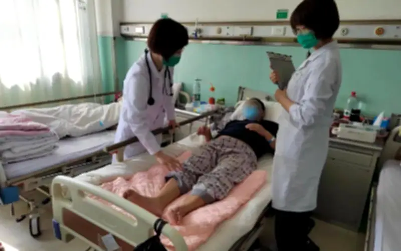 Người đàn ông 50 tuổi suýt chết vì hội chứng cơm chiên do thói quen tiết kiệm