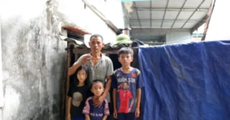 Người đàn ông tật nguyền mong có sách vở cho con đi học
