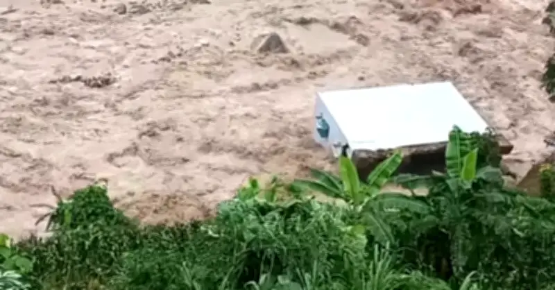 Ngôi nhà hai tầng đổ sập xuống dòng nước lũ ở Lai Châu