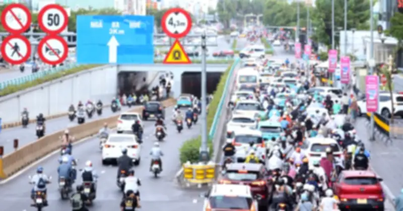 Ngày đầu AEON Đà Nẵng mở cửa: Kẹt xe kéo dài trước hầm chui Điện Biên Phủ