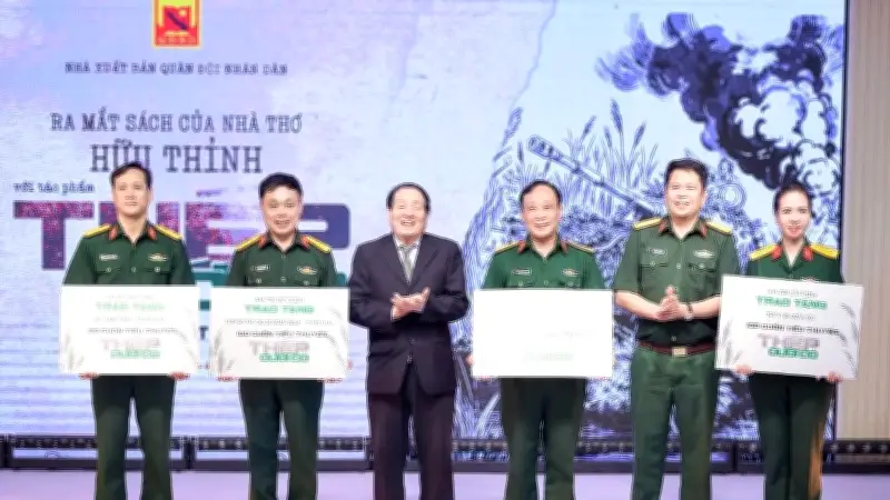 Nhà thơ Hữu Thỉnh ra mắt tiểu thuyết đầu tay 'Thép dưới cỏ' ở tuổi 82
