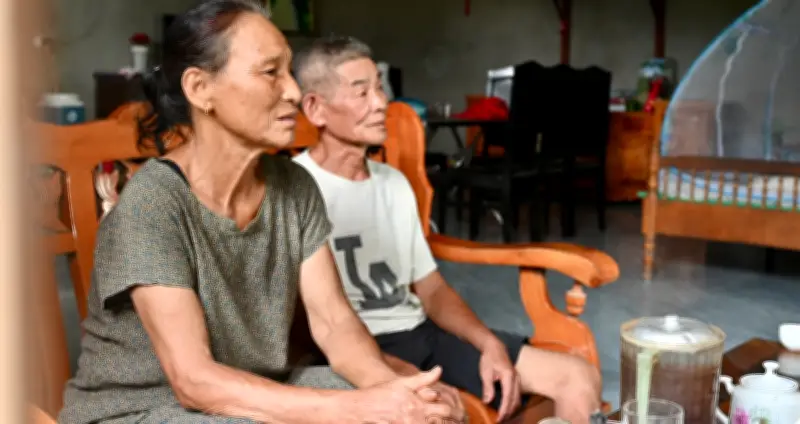 Những người vợ lặng thầm và vết thương chiến tranh cho chồng