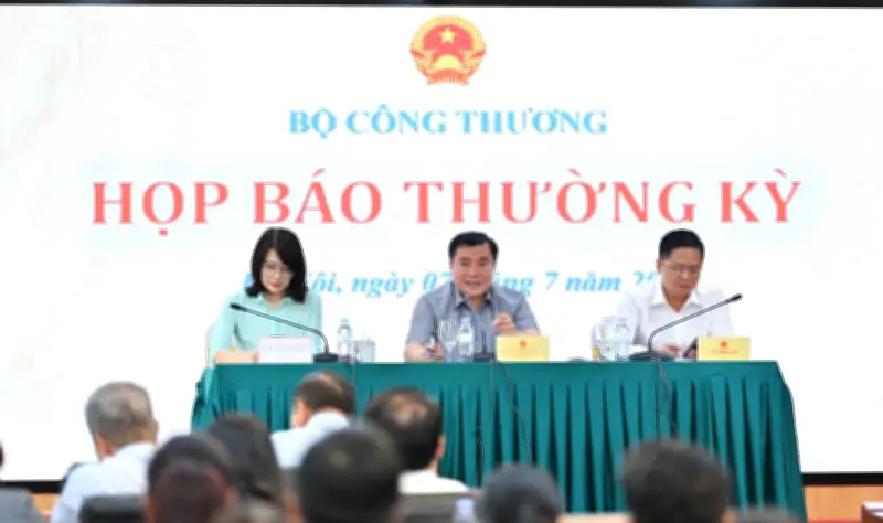Nhập khẩu 6 tháng đầu năm tăng 23%, cao hơn xuất khẩu do nhu cầu máy móc và năng lượng