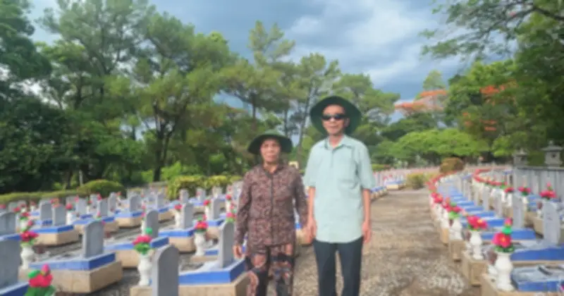 Năm người con đưa cha mẹ cựu chiến binh thăm nghĩa trang Trường Sơn