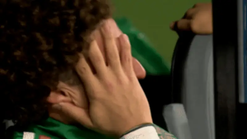 Ochoa bật khóc chia tay World Cup sau thất bại của Mexico trước Anh