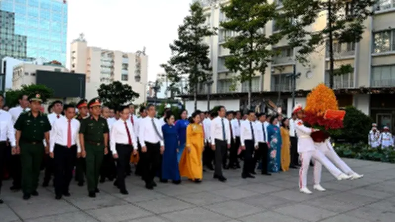 Đoàn đại biểu dâng hoa tưởng nhớ Chủ tịch Hồ Chí Minh tại TP.HCM