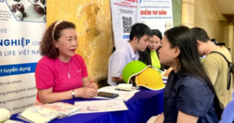 Áp lực việc làm ở TP.HCM: Lao động đại học khó cạnh tranh, doanh nghiệp thiếu kỹ thuật