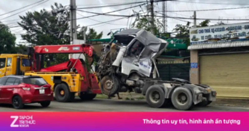 Phá cabin cứu hai người mắc kẹt sau va chạm trực diện hai xe tải tại TP.HCM