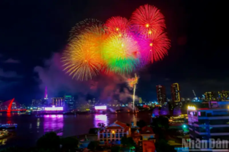Pháo hoa rực sáng mừng 50 năm TP Hồ Chí Minh mang tên Bác