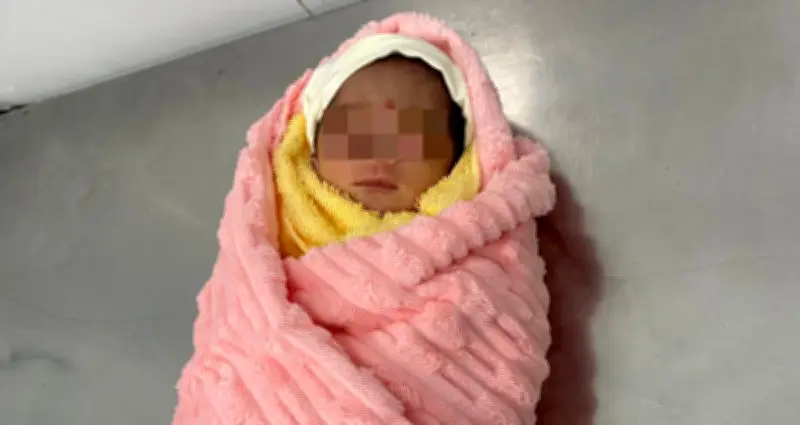 Phát hiện bé gái sơ sinh 1,6kg bị bỏ rơi gần chùa ở TPHCM