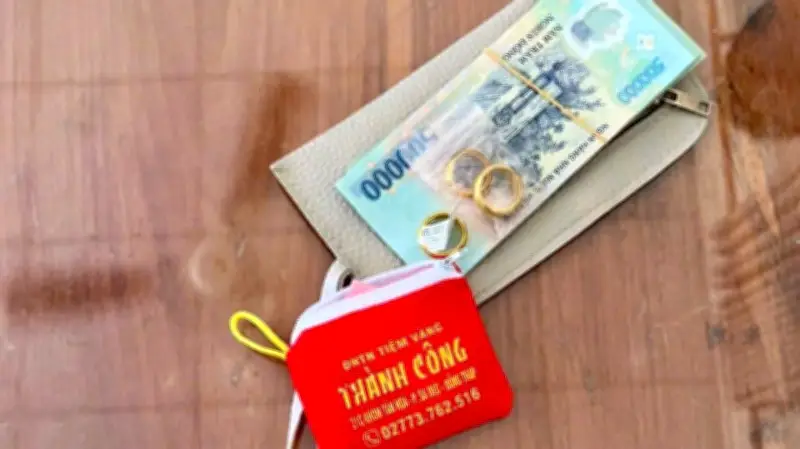 Phát hiện cọc tiền 500.000 đồng và gần 10 chỉ vàng 24K trong thùng rác, công an vào cuộc