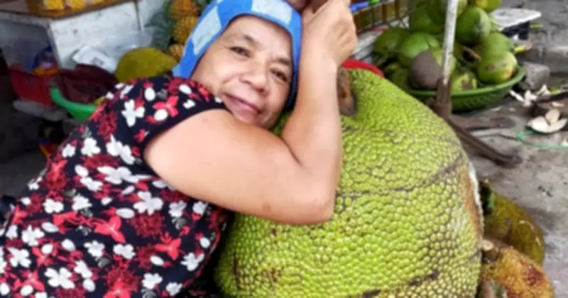 Quả mít khổng lồ nặng 53 kg khiến chợ Đồng Mỏ xôn xao