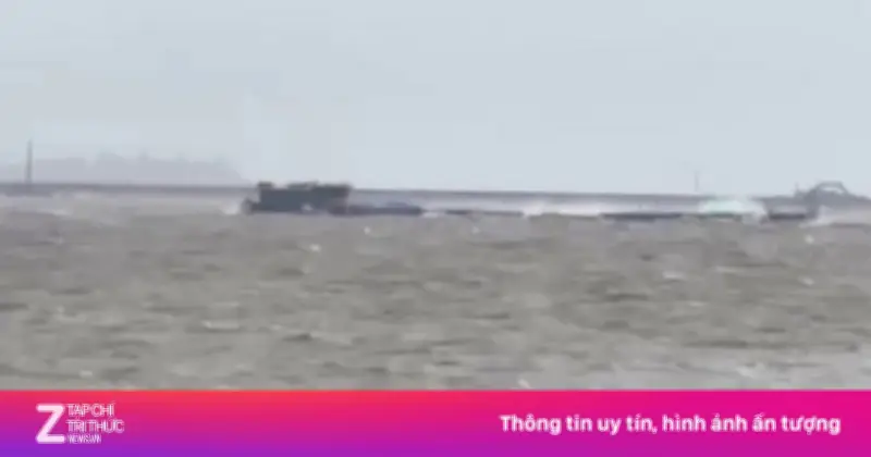 Quảng Ninh: Cứu 3 thuyền viên mắc kẹt trên hai tàu trôi dạt do bão số 1