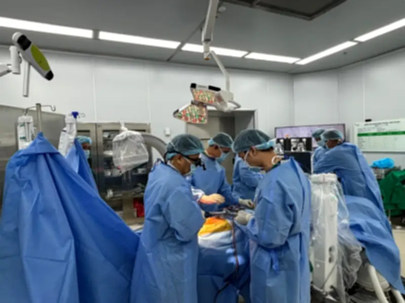 Robot thế hệ mới hỗ trợ phẫu thuật vẹo cột sống thành công ở người lớn